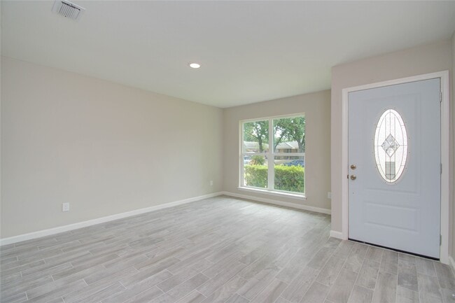 Photo - 7902 La Roche Ln