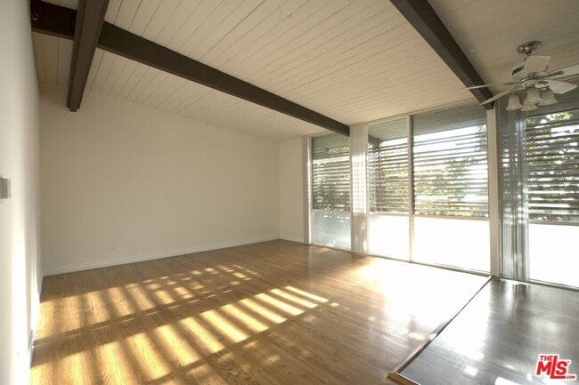 Building Photo - 11133 Rose Ave Unit 12