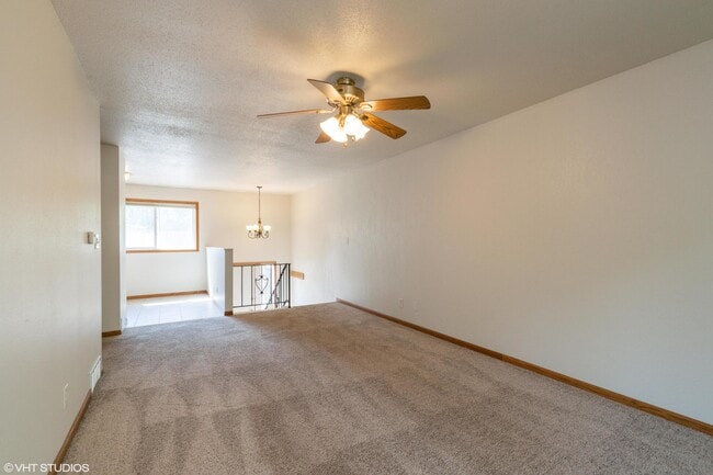 Photo - 635 Meadow Pl