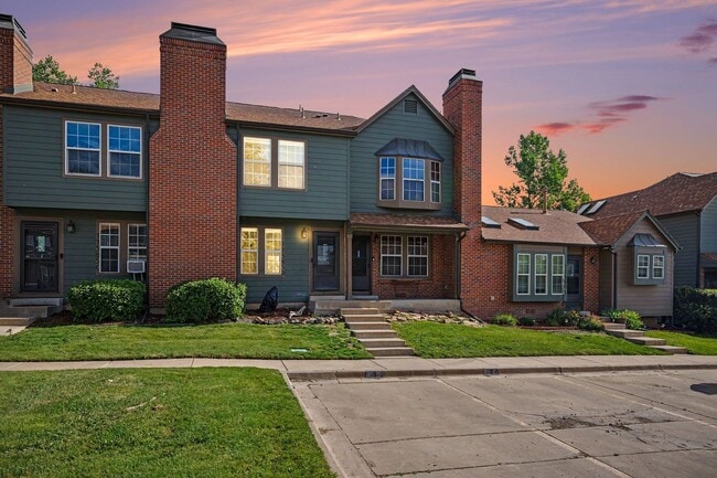 Building Photo - Updated 2 Bedroom, 2 Bathroom Townhome – Move-In Ready!