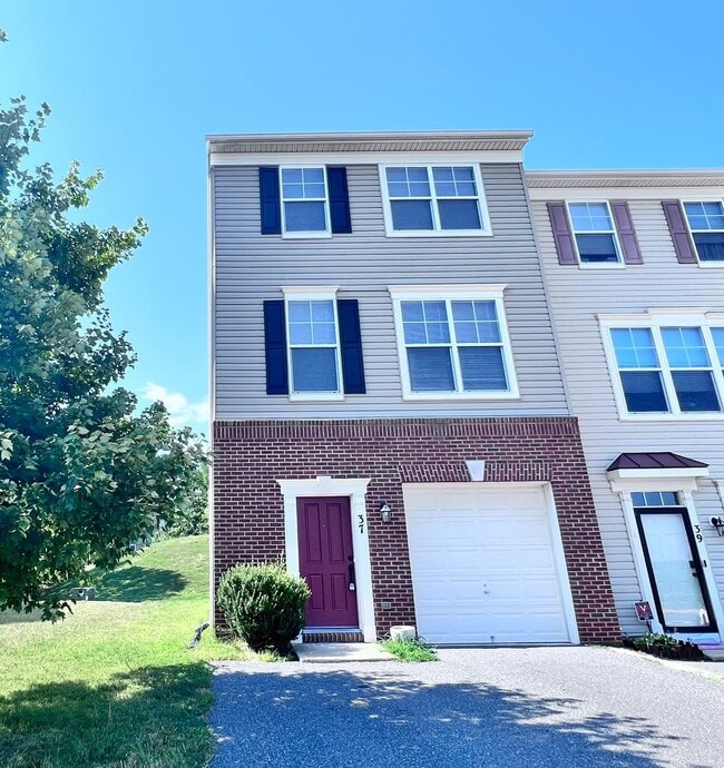 Building Photo - STAFFORD - 3 BEDROOM TOWNHOUSE - WOODSTREAM