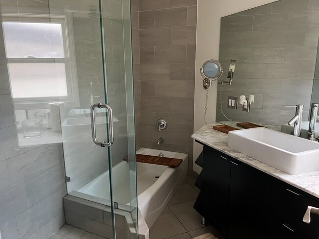 bathroom - 635 N Windsor Blvd