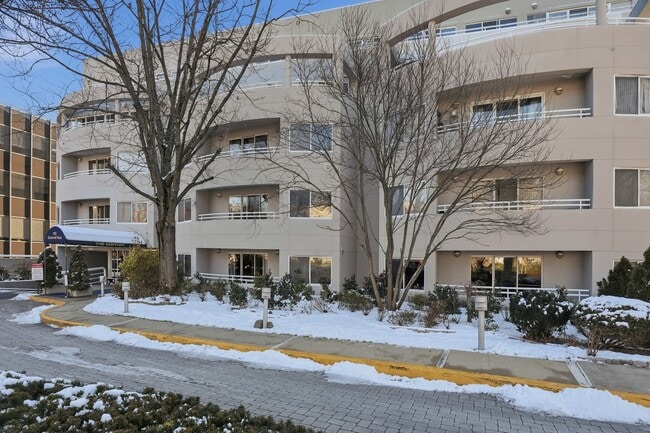 Building Photo - 100 Cutter Mill Rd Unit 4M