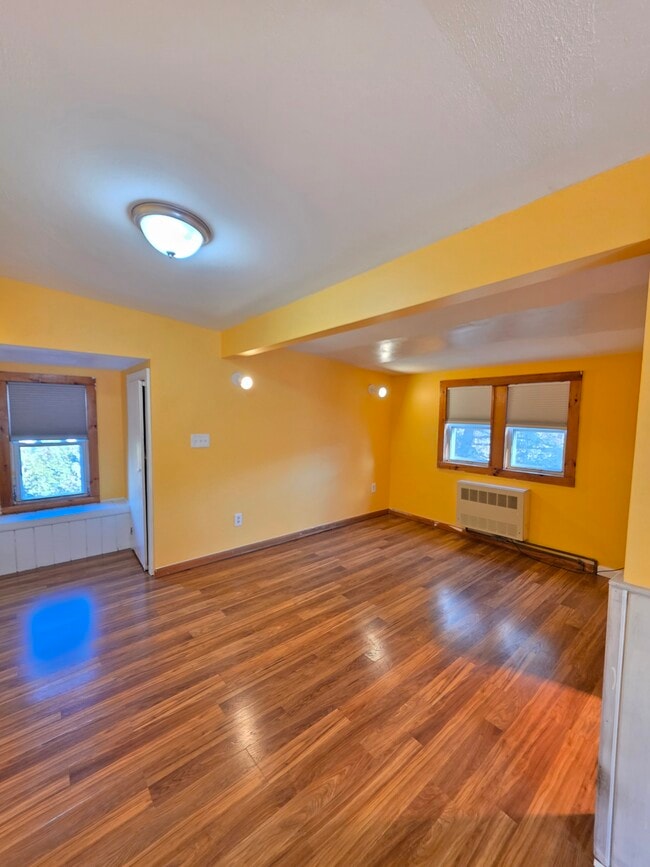 Photo - 1906 Burdett Ave