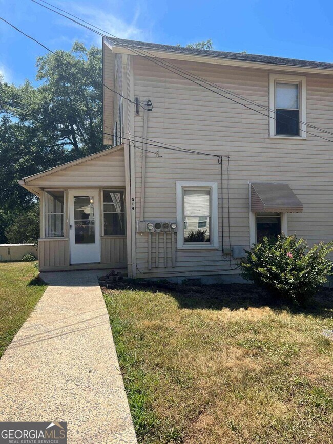 314 Avenue D Townhome Townhome Rental in Lindale GA