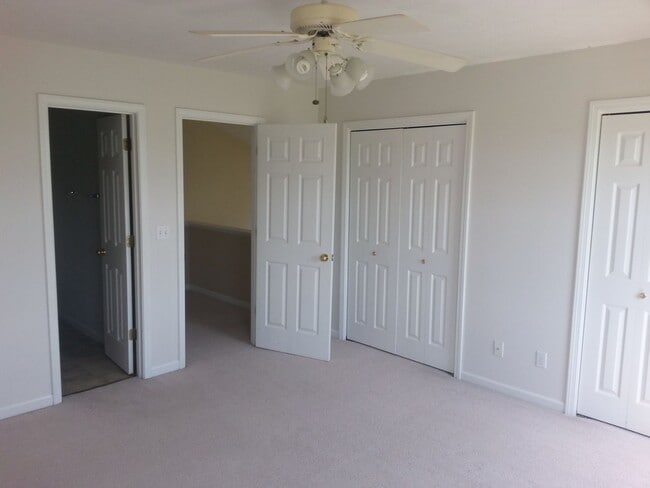 Photo - 3-bed home available in Savoy!