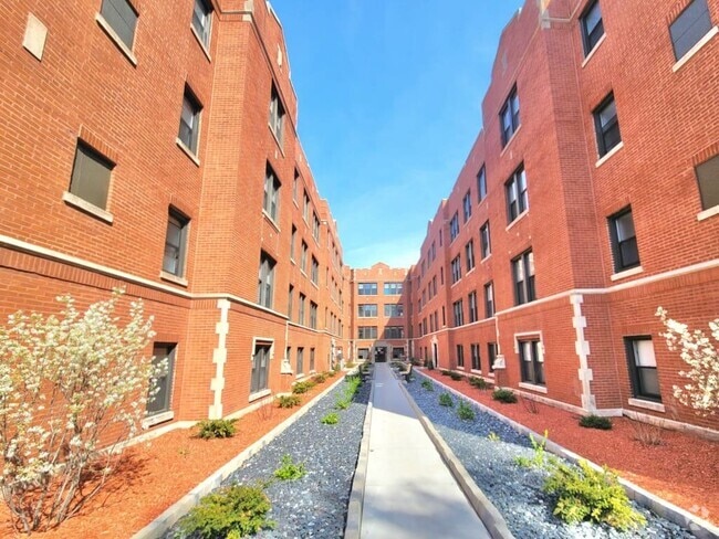 Building Photo - 3942 N Janssen Ave Rental