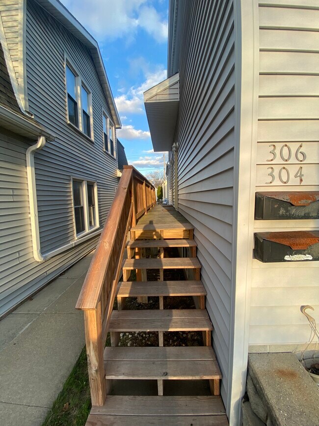 Photo - 304 S 76th St