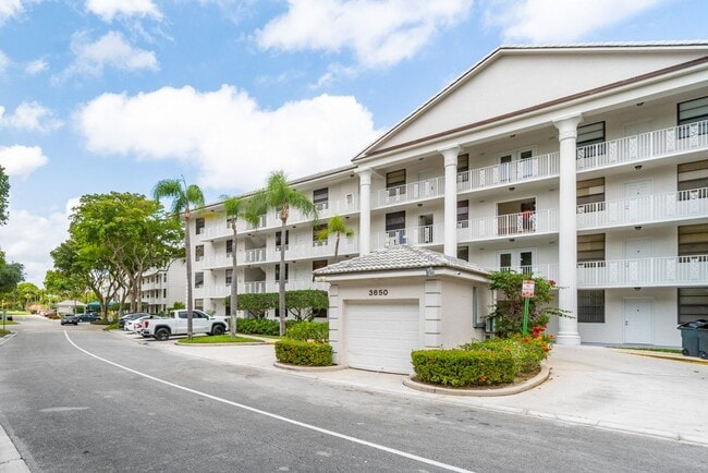 Building Photo - Spacious 2BR/2BA Condo at Whitehall - West Palm Beach