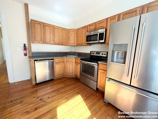 Building Photo - 1 Folsom Ave Unit 2