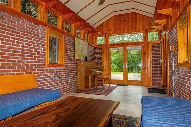 Photo - 998 Bedford Rd