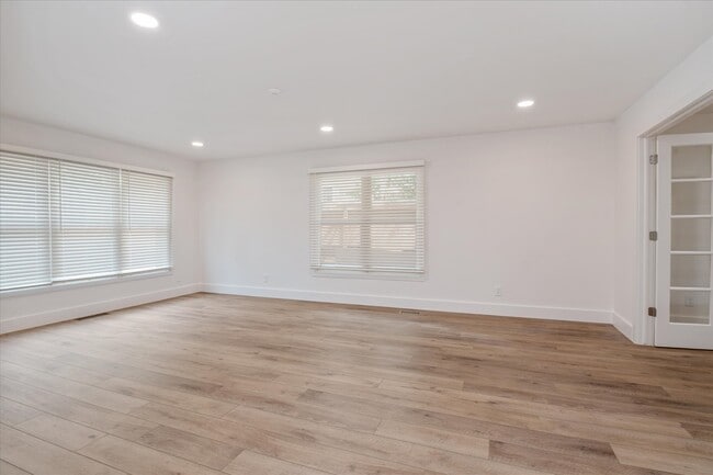 Zona de estar delantera, actualmente utilizada para una mesa de billar. - 1836 19th St