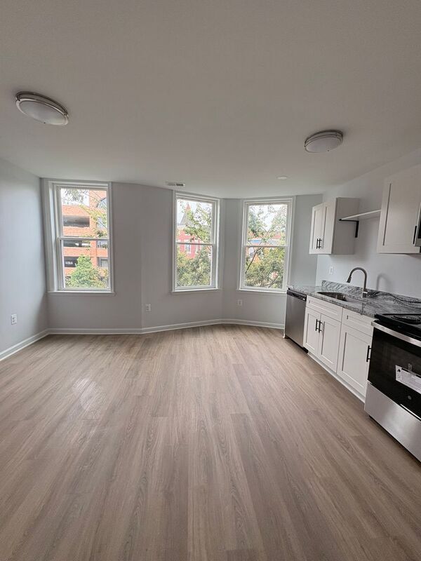 Building Photo - 2633 N Charles St Unit 3 Rental