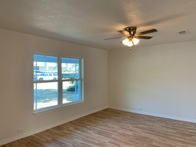 Photo - 820 W Crawford St