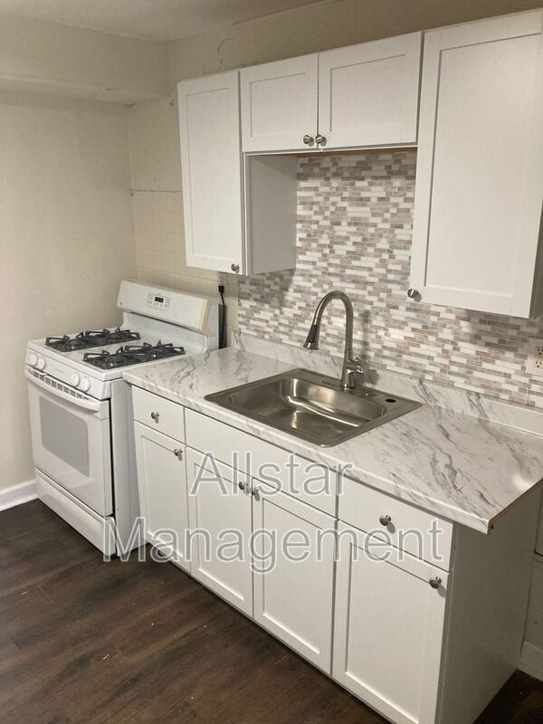 Building Photo - 944 S Central Dr