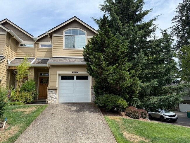 Building Photo - Spacious 3 Bedroom Townhome with Huge Bonus Room!
