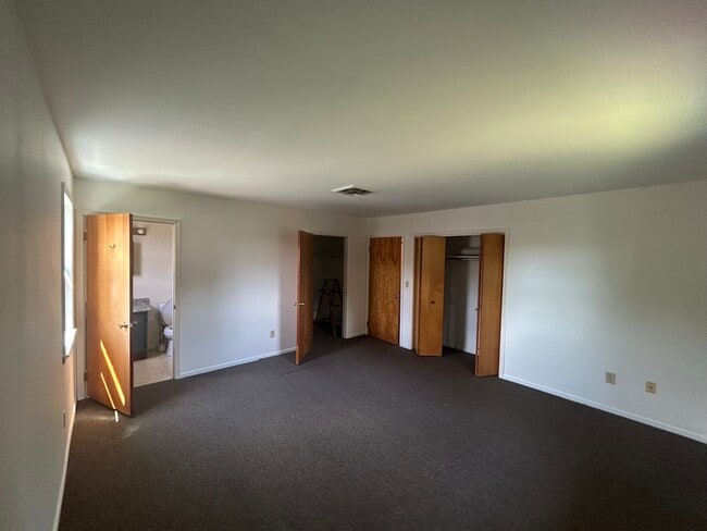 1st bedroom/ 2 closets