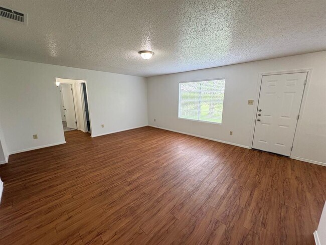 Photo - 604 Great Britain Blvd