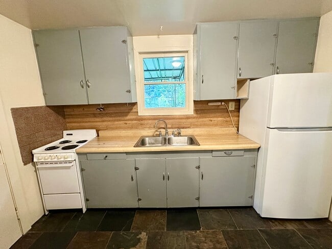 495 Howard Heights Rd