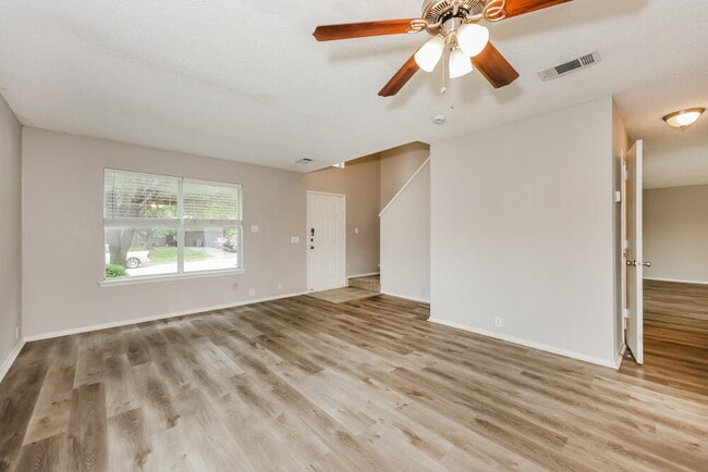 Photo - 819 Creekside Dr