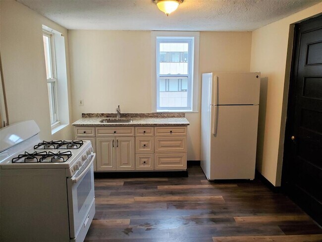 Photo - 819 Elm St Unit 14