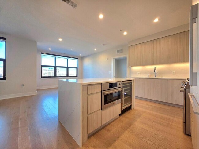 Photo - 737 Swann Ave