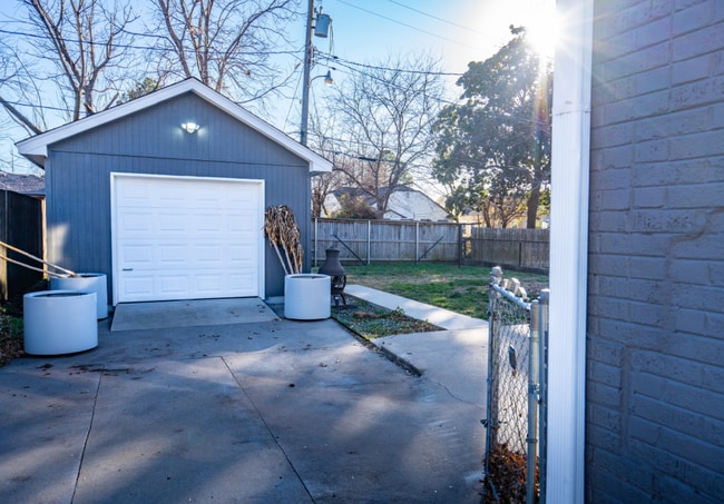 Photo - 2208 E 13th St