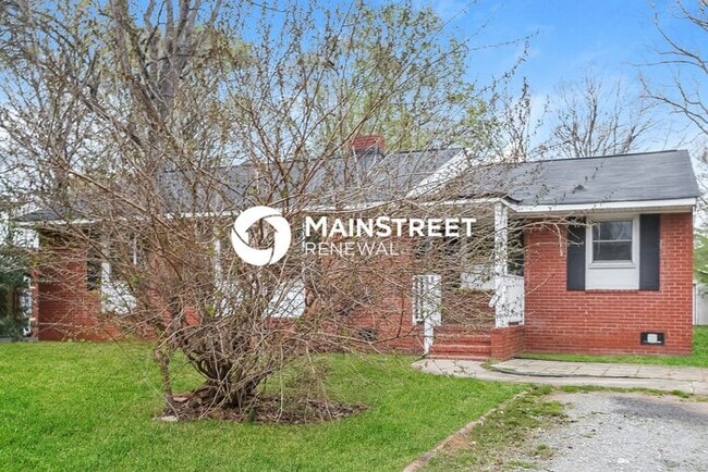 Photo - 4 Bedroom Pet-Friendly Home in Charlotte, NC with Main Street Renewal