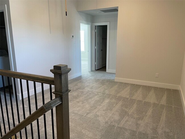 Photo - 10638 Whitejacket