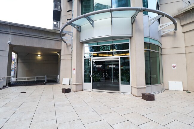 Photo - 242 Rideau St