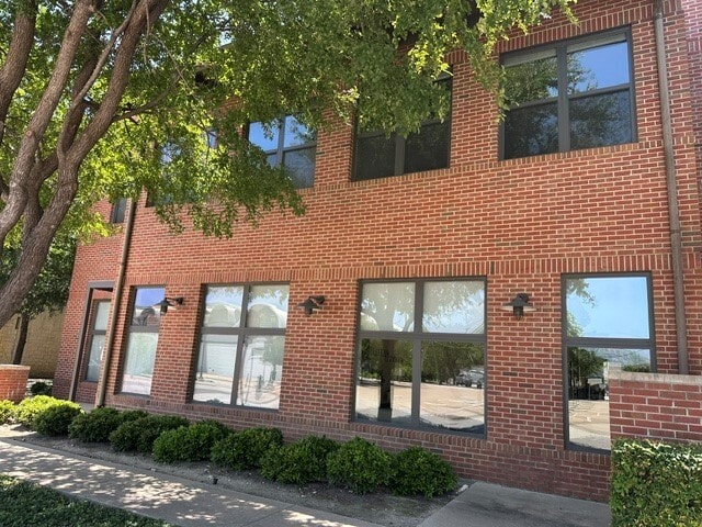 Building Photo - 1460 W Oleander St Unit 202
