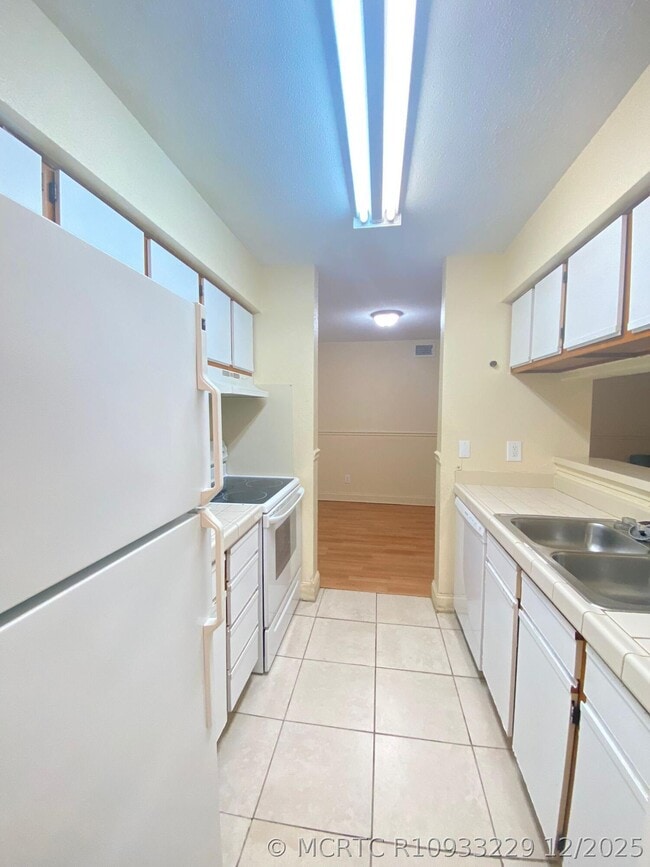 Photo - 949 Riverside Dr Unit 423
