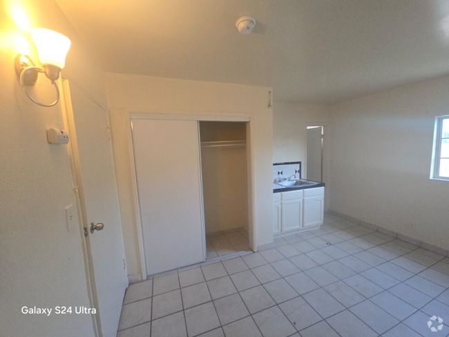 Building Photo - 3711 S Western Ave Rental