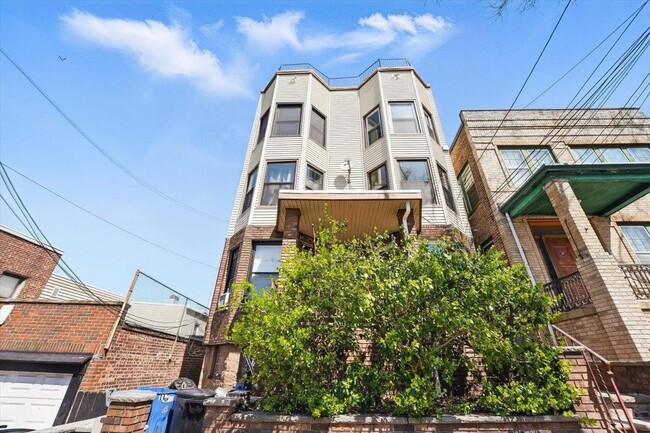 Building Photo - 138 Leonard St Unit 2-R