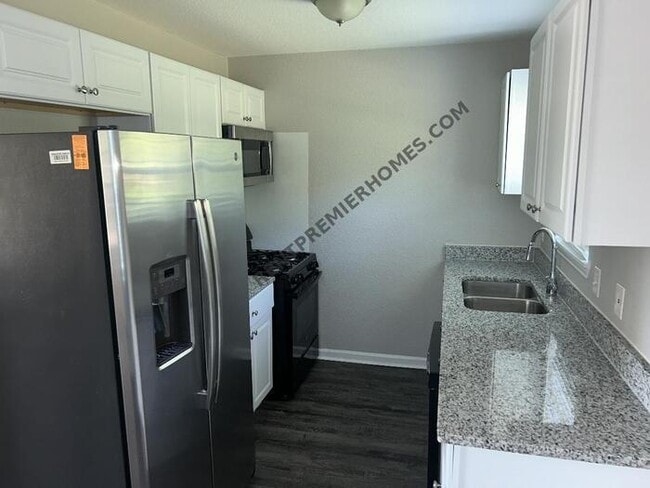 Photo - 1833 Grove Cir