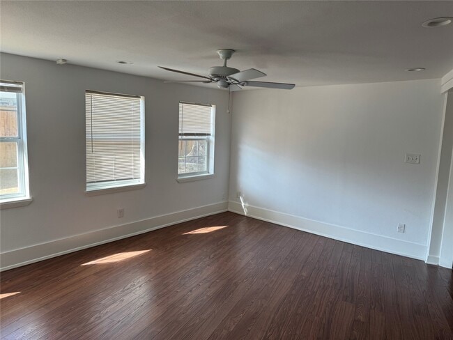 Photo - 6944 Burgess St