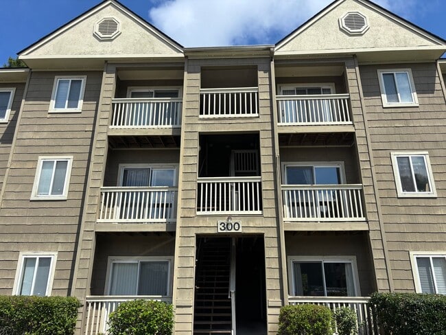 Building Photo - 2 BEDROOM 1 BATH CONDO
