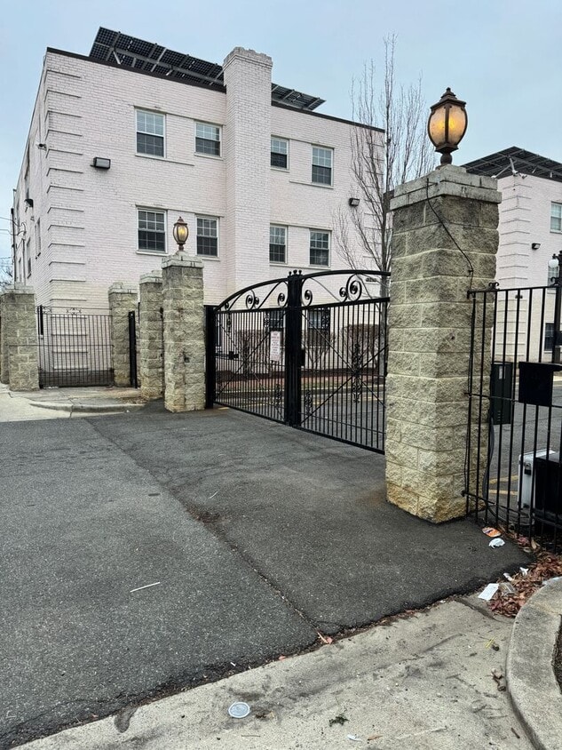 Gated Community! One Bedroom W/Parking Inc... - Gated Community! One Bedroom W/Parking Inc...