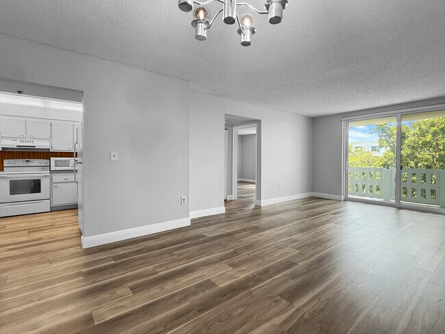 Building Photo - 919 Hillcrest Dr Unit 511