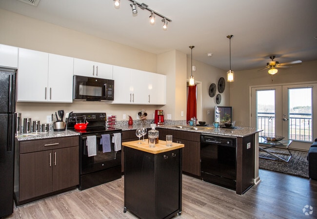 2BR, 2BA - 921 SF - The Pad on Harvard