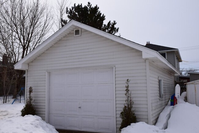 Photo - 3030 Connaught Ave