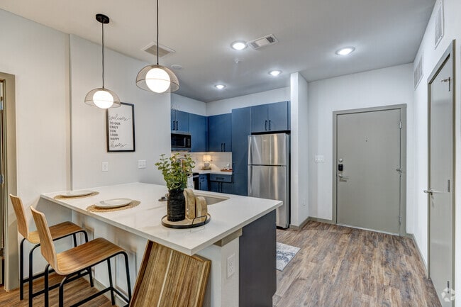 2BR, 2BA - 765SF - Kitchen