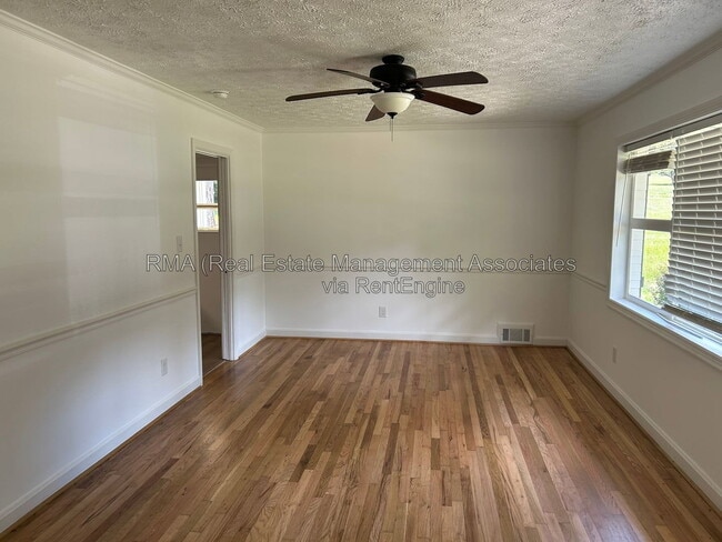 Photo - 216 Hillandale Dr