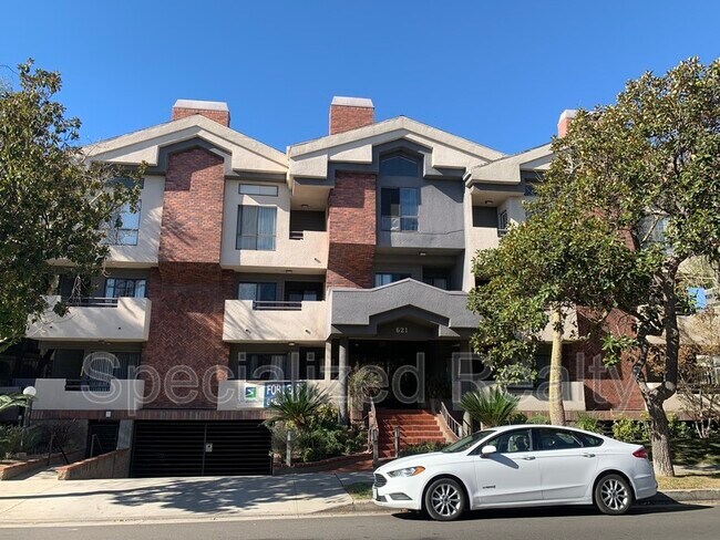 Building Photo - 621 N Louise St Unit 17