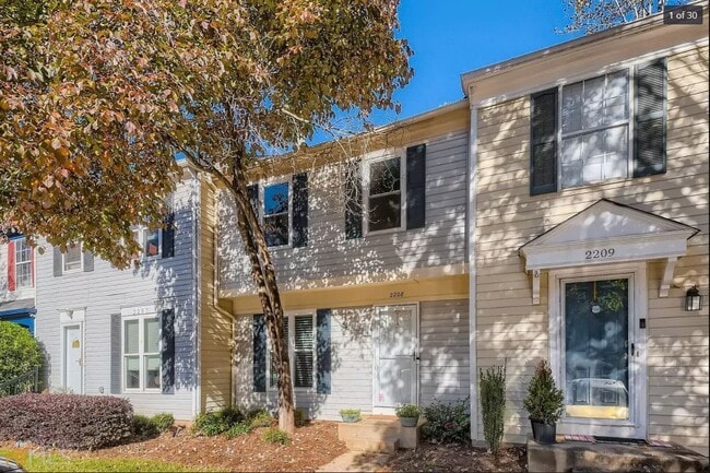 Building Photo - 2208 Queen Anne Ct