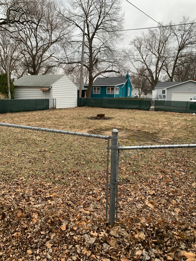 Large fenced in shared backyard yard - 1016 Campbell Ave Apartments Unit 1016