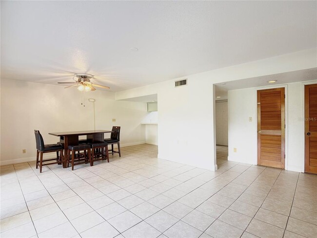 Photo - 3033 Camelot Dr Unit 303