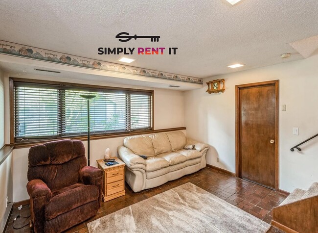 Photo - 3 Bedroom With 2 Car Garage, Outskirts of Ames, Available Now