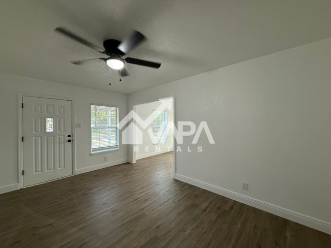 Photo - 239 Erskine Pl