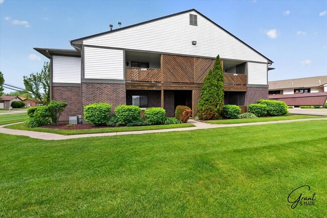 Building Photo - $1395 2 bedroom ground floor condo